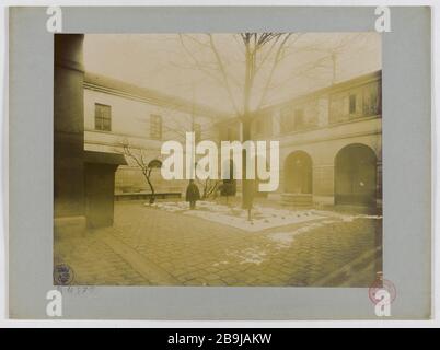 GERICHT DER KRANKENPFLEGE FÜR DIE PROMENADE DER ZUM TODE VERURTEILTEN GROSSEN RAKETE, 11. BEZIRK, PARIS Cour de l'infirmerie destinée à la Promenade des condamnés à mort, Prison de la Grande-Roquette. Paris (XIème arr.), 1899. Union Photographique Française. Paris, musée Carnavalet. Stockfoto