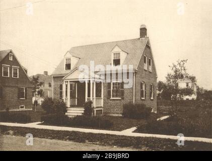 Haus mit sechs Zimmern, drei Außenbereichen, in Quincy, Massachusetts. Eins in rotem Backstein. McLauhlin & Burr, Architekten (1922) Stockfoto