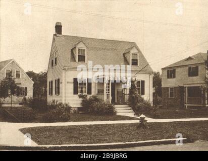 6-Zimmer-Haus mit drei Außenbereichen in Quincy, Massachusetts, eines in verwitterten Schindeln. McLauhlin & Burr, Architekten (1922) Stockfoto