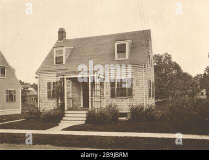 6-Zimmer-Haus, mit drei Außenbereichen, in Quincy, Massachusetts, eines in weißer Klapptafel. McLauhlin & Burr, Architekten (1922) Stockfoto