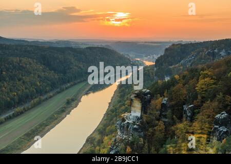 Blick über das Elbtal im Nationalpark Sächsische Schweiz. Landschaft der Bastei Brücke mit Elbe und mit Felsen, Bäumen und Wäldern im Herbst Stockfoto