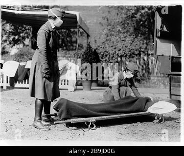 Demonstration auf der Not-Ambulanz-Station des Roten Kreuzes in Washington, DC während der Influenza-Epidemie 1918-1918. Eine Epidemie der "Panischen Grippe" breitete sich weltweit aus. Mindestens 20 Millionen starben, obwohl einige Schätzungen die endgültige Maut auf 50 Millionen beziffert haben. Stockfoto