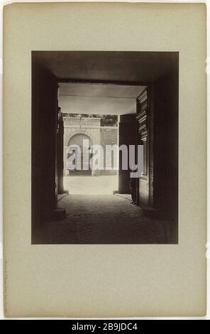 Haus von St. Lazare. Blick unter den Torbogen, Gefängnis Saint-Lazare, 10. Bezirk, Paris Emonts ou Emonds, Pierre. Maison de St Lazare. "Vue pry sous la voûte d'entrée, Prison de Saint-Lazare, 10ème-Bezirk, Paris". Papieralbuminé. En 1888-88. Paris, musée Carnavalet. Stockfoto