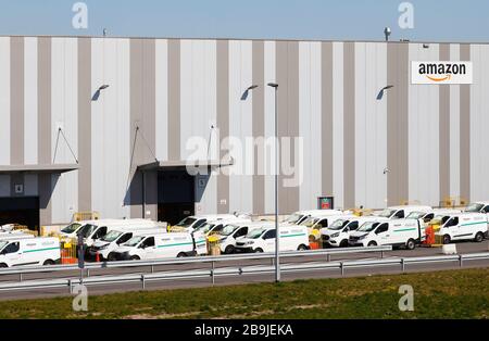 Duisburg, Ruhrgebiet, Nordrhein-Westfalen, Deutschland - Amazon Vertriebszentrum, Amazon Duisburg DNW4, Paketzusteller von Onway Logistics delive Stockfoto