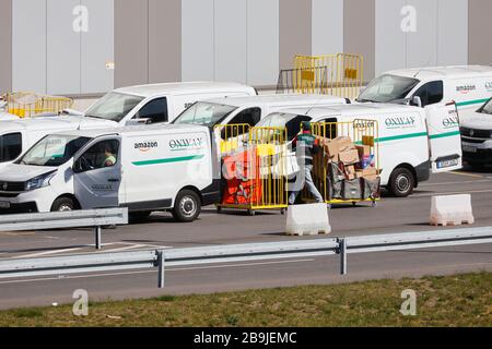 Duisburg, Ruhrgebiet, Nordrhein-Westfalen, Deutschland - Amazon Vertriebszentrum, Amazon Duisburg DNW4, Paketzusteller von Onway Logistics delive Stockfoto