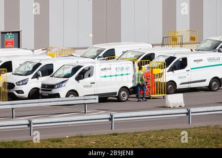 Duisburg, Ruhrgebiet, Nordrhein-Westfalen, Deutschland - Amazon Vertriebszentrum, Amazon Duisburg DNW4, Paketzusteller von Onway Logistics delive Stockfoto