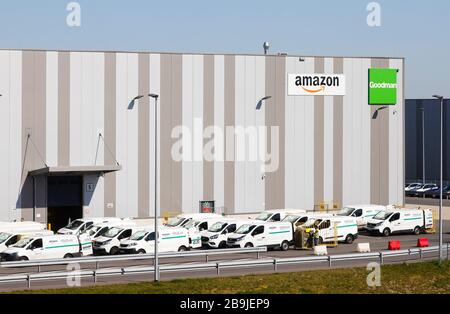 Duisburg, Ruhrgebiet, Nordrhein-Westfalen, Deutschland - Amazon Vertriebszentrum, Amazon Duisburg DNW4, Paketzusteller von Onway Logistics delive Stockfoto