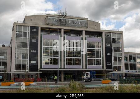 Croydon, Großbritannien - 2. Oktober 2019: Renovierungsarbeiten am berühmten Konzert- und Theater-Veranstaltungsort Fairfield Halls in Croydon, South London. Stockfoto