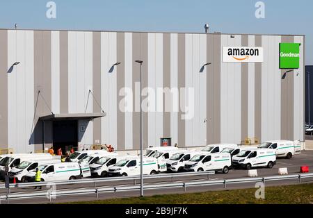 Duisburg, Ruhrgebiet, Nordrhein-Westfalen, Deutschland - Amazon Vertriebszentrum, Amazon Duisburg DNW4, Paketzusteller von Onway Logistics delive Stockfoto