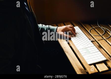 Arbeiten von zu Hause aus. Ein Arbeitsplatz in der Küche am Fenster während der weltweiten Epidemie. Stockfoto