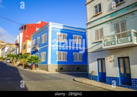 Mindelo/Kap Verde - 20. August 2018 - bunte Häuser und Straßen der Stadt, Sao Vicente Stockfoto