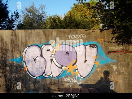 Graffiti, Pflanzen und Schatten Stockfoto