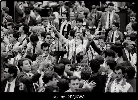 City of London LIFFE - The London International Financial Futures and Options Exchange - Trading Floor 1988 The London International Financial Futures and Options Exchange (LIFFE, sprich "Life") ist eine Terminbörse mit Sitz in London. Stockfoto