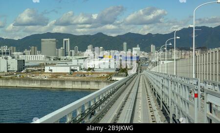 Die Port Island Line, im Allgemeinen bekannt als Port Liner, ein automatisierter fahrerloser Monorail-Zug, der den Flughafen Kobe mit der Stadt Kobe, Japan, verbindet. Stockfoto