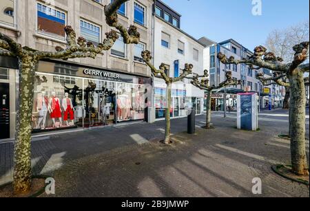 23.03.2020, Viersen, Niederrhein, Nordrhein-Westfalen, Deutschland - Kontaktverbot wegen Corona-Pandemie, am Montag menschenleere Einkaufsstraße mit geschlossener Straße Stockfoto
