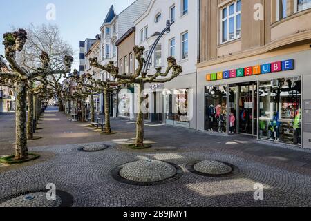 23.03.2020, Viersen, Niederrhein, Nordrhein-Westfalen, Deutschland - Kontaktverbot wegen Corona-Pandemie, am Montag menschenleere Einkaufsstraße mit geschlossener Straße Stockfoto