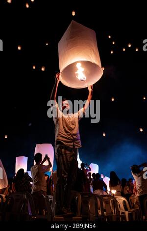 Chiang Mai Thailand November 2018 veröffentlichen Touristen und Einheimische weiße Laterne am Himmel für das Festival Loi Krathong oder Yee Peng Stockfoto