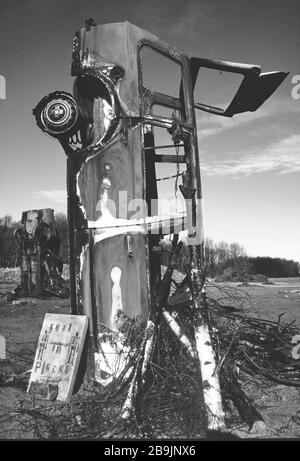 Carhenge in Pollock Park, Glasgow 1994. Eine Ansammlung rostender Autos, die mit Graffiti bedeckt waren, als Protest beim Bau der Autobahn M77. Stockfoto