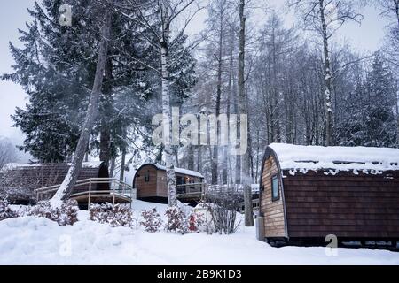 Hygge Waldhütten, Camping im Schnee. Österreich. Stockfoto