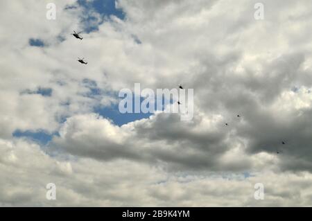 Militärhubschrauber fliegen in Formation. Stockfoto