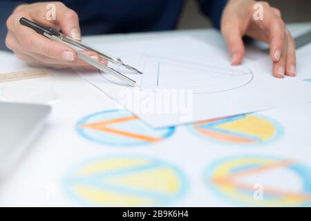 Der Designer zeichnet Skizzen des Markenlogos. Stockfoto