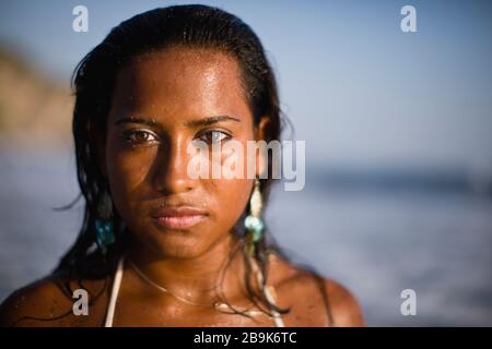 Portrait von Mädchen im Bikini, El Salvador. Stockfoto