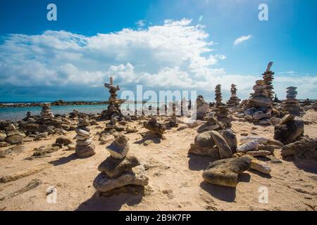 Gestapelte Felsen balancieren am felsigen Strand in Aruba Stockfoto