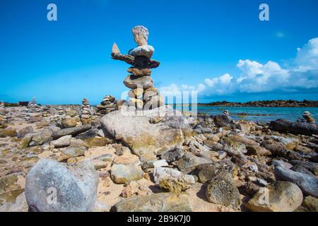 Gestapelte Felsen balancieren am felsigen Strand in Aruba Stockfoto