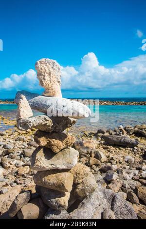 Gestapelte Felsen balancieren am felsigen Strand in Aruba Stockfoto