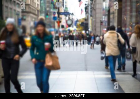 Unscharfe Verwacklungen der New York City Straße mit Menschenmassen Menschen gehen Stockfoto