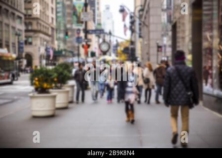 Unscharfe Verwacklungen der New York City Straße mit Menschenmassen Menschen gehen Stockfoto