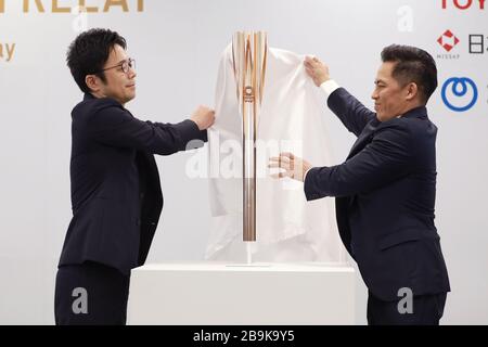 Tokio. März 2019. Das am 20. März 2019 aufgenommene Dateifoto zeigt den Torch Relay Ambassador Tokio 2020, den japanischen Athleten Tadahiro Nomura (R) und den Fackeldesigner Tokujin Yoshioka, der den Prototyp der Olympic Torch Tokio 2020 in Tokio, Japan enthüllt. Der japanische Premierminister Shinzo Abe teilte am Dienstag mit, dass Japan und das Internationale Olympische Komitee (IOC) vereinbart haben, die Olympischen und Paralympischen Spiele in Tokio um ein Jahr zu verschieben. Credit: Du Xiaoyi/Xinhua/Alamy Live News Stockfoto