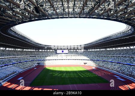 Tokio. Dezember 2019. Das Dateifoto vom 15. Dezember 2019 zeigt die Innenräume des neuen Nationalstadions, des Hauptveranstaltungsorts für die Olympischen Spiele und Paralympics in Tokio, Japan. Der japanische Premierminister Shinzo Abe teilte am Dienstag mit, dass Japan und das Internationale Olympische Komitee (IOC) vereinbart haben, die Olympischen und Paralympischen Spiele in Tokio um ein Jahr zu verschieben. Kredit: Hua Yi/Xinhua/Alamy Live News Stockfoto