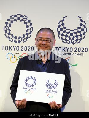 Tokio. April 2016. Das Dateifoto, das am 25. April 2016 aufgenommen wurde, zeigt den in Tokio ansässigen Künstler Asao Tokolo, der sein ausgewähltes Tokyo 2020-Logo auf dem Emblem Tokio 2020 hält, das die Zeremonie in Tokio, Japan, enthüllt. Der japanische Premierminister Shinzo Abe teilte am Dienstag mit, dass Japan und das Internationale Olympische Komitee (IOC) vereinbart haben, die Olympischen und Paralympischen Spiele in Tokio um ein Jahr zu verschieben. Kredit: Ma Ping/Xinhua/Alamy Live News Stockfoto