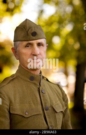 Veteran verlor in seinen Gedanken. Stockfoto