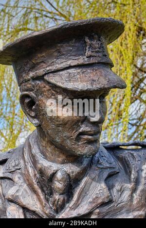 Statue von Wilfred Owen, CAE Glas Park, Oswestry, Shropshire Stockfoto