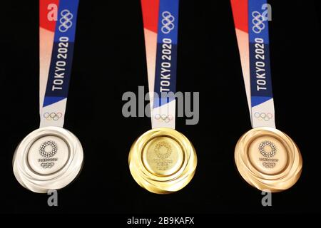 Tokio. Juli 2019. Das Dateifoto vom 24. Juli 2019 zeigt die Olympischen Medaillen in Tokio 2020 während der Zeremonie "One Year to Go", die ein Jahr vor Beginn der Olympischen Spiele in Tokio 2020 in Tokio, Japan, feiert. Der japanische Premierminister Shinzo Abe teilte am Dienstag mit, dass Japan und das Internationale Olympische Komitee (IOC) vereinbart haben, die Olympischen und Paralympischen Spiele in Tokio um ein Jahr zu verschieben. Credit: Du Xiaoyi/Xinhua/Alamy Live News Stockfoto