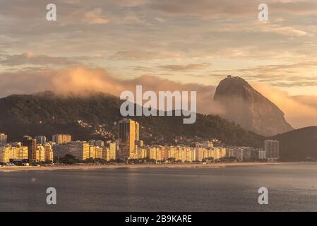 Schöner Blick auf den Zuckerhut von Copacabana bei Sonnenaufgang mit Wolken, Rio de Janeiro, Brasilien Stockfoto