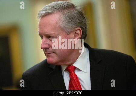 Der Vertreter der Vereinigten Staaten Mark Meadows (Republikaner von North Carolina) spricht am Dienstag, 24. März 2020, mit Mitgliedern der Medien im United States Capitol in Washington D.C., USA. Der Senat arbeitet daran, ein Abkommen über das Konjunkturpaket Coronavirus abzuschließen, nachdem es zwei Tage hintereinander von Senatsdemokraten blockiert wurde. Kredit: Stefani Reynolds / CNP / MediaPunch Stockfoto