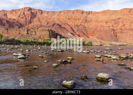 Landschaftsbild des Colorado River bei Lees Ferry Arizona mit Angler auf dem Wasser Stockfoto