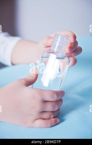 Kind, das in einem Händedesinfektionsmittel hält. Antibakterielle Antiseptik. Verhindern Sie das Virus- und Bakterienschutzkonzept, Hygiene und Covid-19-Virenschutz Stockfoto