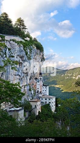 Das Heiligtum der Madonna della Corona auf dem Baldo ist eine der berühmtesten Kultstätten Italiens. Ferrara di Monte Baldo, Venetien, Italien. Stockfoto