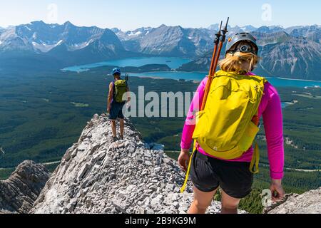 Paar Wandern Gemeinsam Auf Mountain Ridgeline Oberhalb Kananaskis Alberta Stockfoto