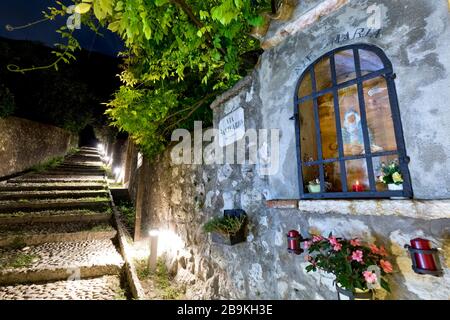 Treppe des Pilgerweges: Alter Pilgerweg, der das Heiligtum der Madonna della Corona mit dem Tal der Etsch verbindet. Venetien, Italien. Stockfoto