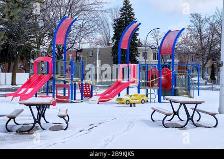 Montreal, Quebec, Kanada. März 2020. Geschlossener Kinderspielplatz unter Neuschnee, als die Provinz Quebec in eine dreiwöchige Pause eintritt, in der alle außer wichtigen Dienste bestellt werden, um heute um Mitternacht zu stoppen. Stockfoto