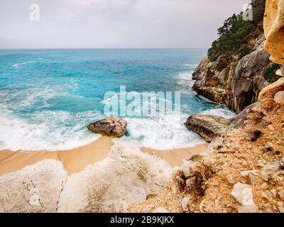 Cala Goloritzé, eine Perle des Mittelmeeres, an der Ostküste von Sardinien, deren Strand über eine schöne Trekkking-Route zu erreichen ist Stockfoto