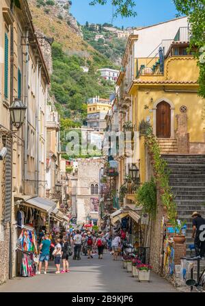 Schöne Aussicht auf Taormina, die berühmte schöne Stadt in der Provinz Messina, an einem sonnigen Sommernachmittag. Sizilien, Süditalien. Stockfoto