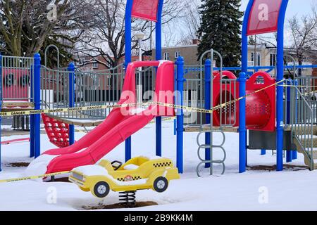 Montreal, Quebec, Kanada. März 2020. Geschlossener Kinderspielplatz unter Neuschnee, als die Provinz Quebec in eine dreiwöchige Pause eintritt, in der alle außer wichtigen Dienste bestellt werden, um heute um Mitternacht zu stoppen. Stockfoto