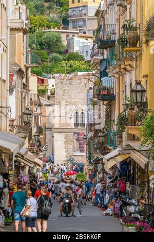 Schöne Aussicht auf Taormina, die berühmte schöne Stadt in der Provinz Messina, an einem sonnigen Sommernachmittag. Sizilien, Süditalien. Stockfoto