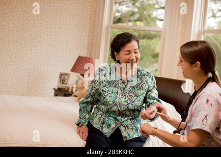 Ältere Frauen, die einen Besuch zu Hause von Ihrer Amme. Stockfoto